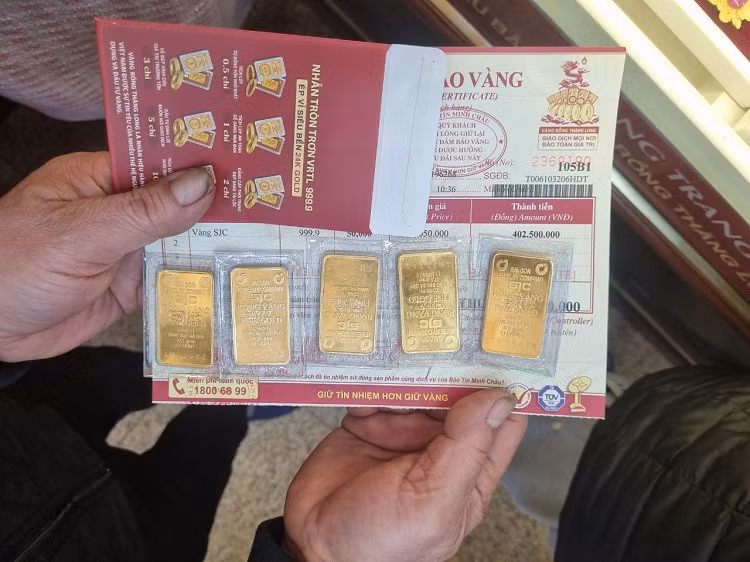 Gia vang len muc cao nhat lich su, nen mua vao hay ban ra?-Hinh-5