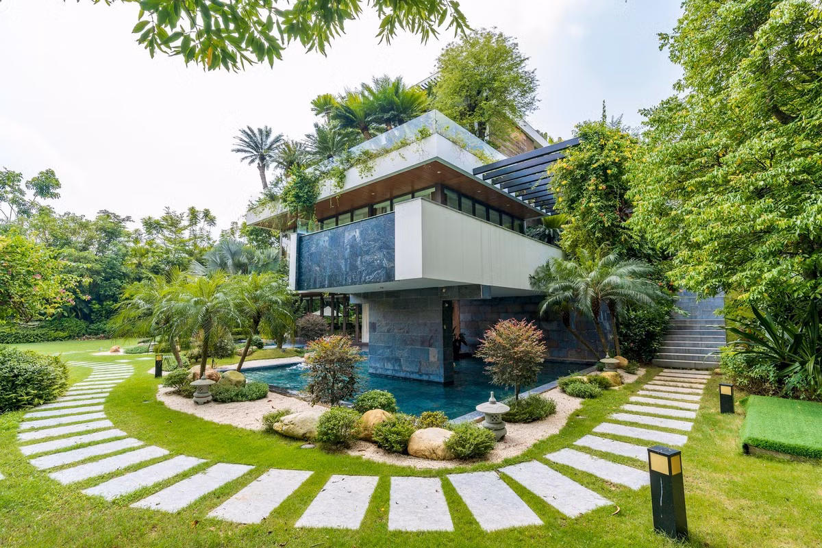 Sân vườn còn được lồng ghép vào từng không gian nội thất và từng tầng trên mặt tiền, kết nối mọi hoạt động của con người một cách chặt chẽ và thân thiện với thiên nhiên.