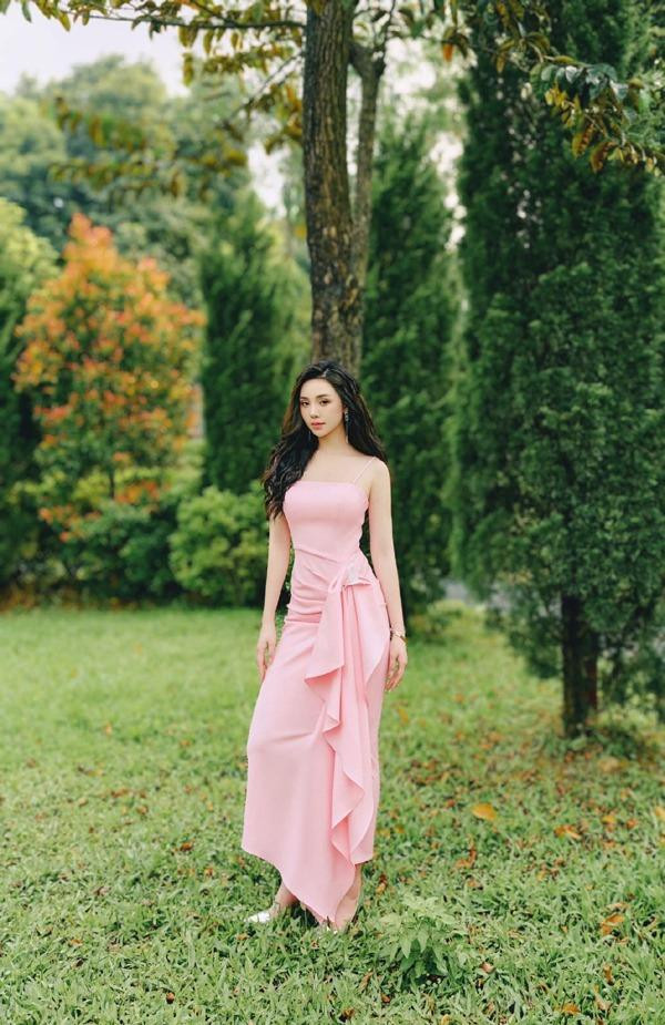 hờ giữ được vóc dáng cân đối nên diễn viên Quỳnh Kool đã "cân" được mọi outfit khác nhau. Có lúc thanh lịch, dịu dàng...