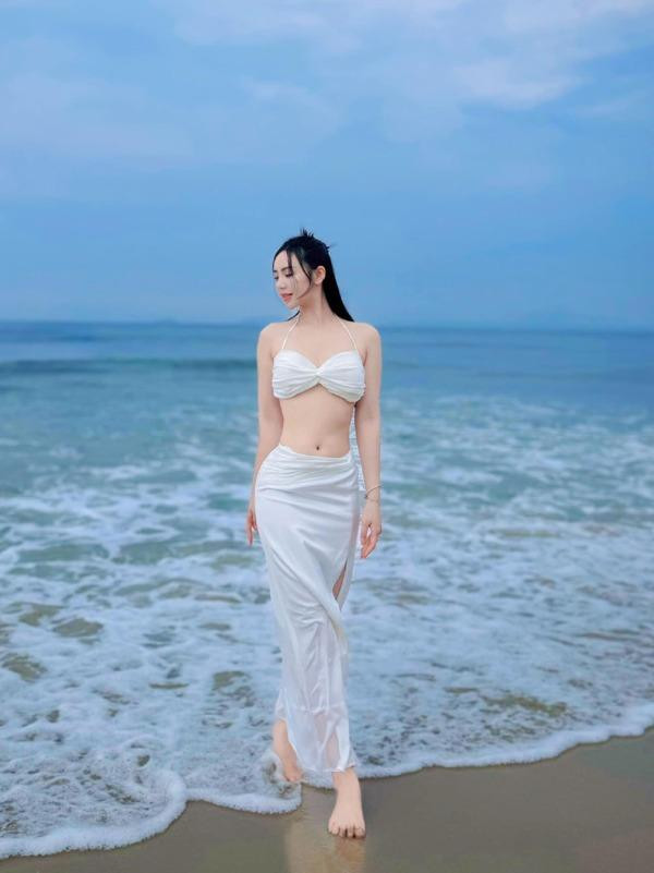 hông chỉ bởi vóc dáng săn chắc, khỏe khoắn với eo thon quyến rũ, người đẹp còn khiến nhiều người khen nhan sắc sánh ngang Hoa hậu, với làn da trắng sáng, mịn màng không tì vết.