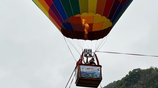 Hao hung voi khinh khi cau ruc ro, ngam dao Cat Ba-Hinh-9