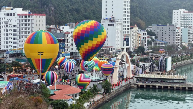 Hao hung voi khinh khi cau ruc ro, ngam dao Cat Ba-Hinh-2