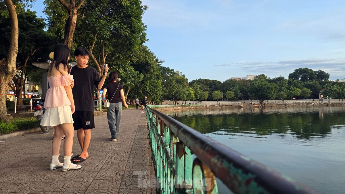 Hoàng hôn những ngày này bắt đầu từ lúc 18h và kết thúc đâu đó tầm 18h45. Khoảng thời gian đẹp nhất của hoàng hôn là vào lúc 18h20, khi màu ráng chiều rực rỡ nhất, tuy nhiên rất nhiều người đến "xí chỗ" check-in từ khá sớm.