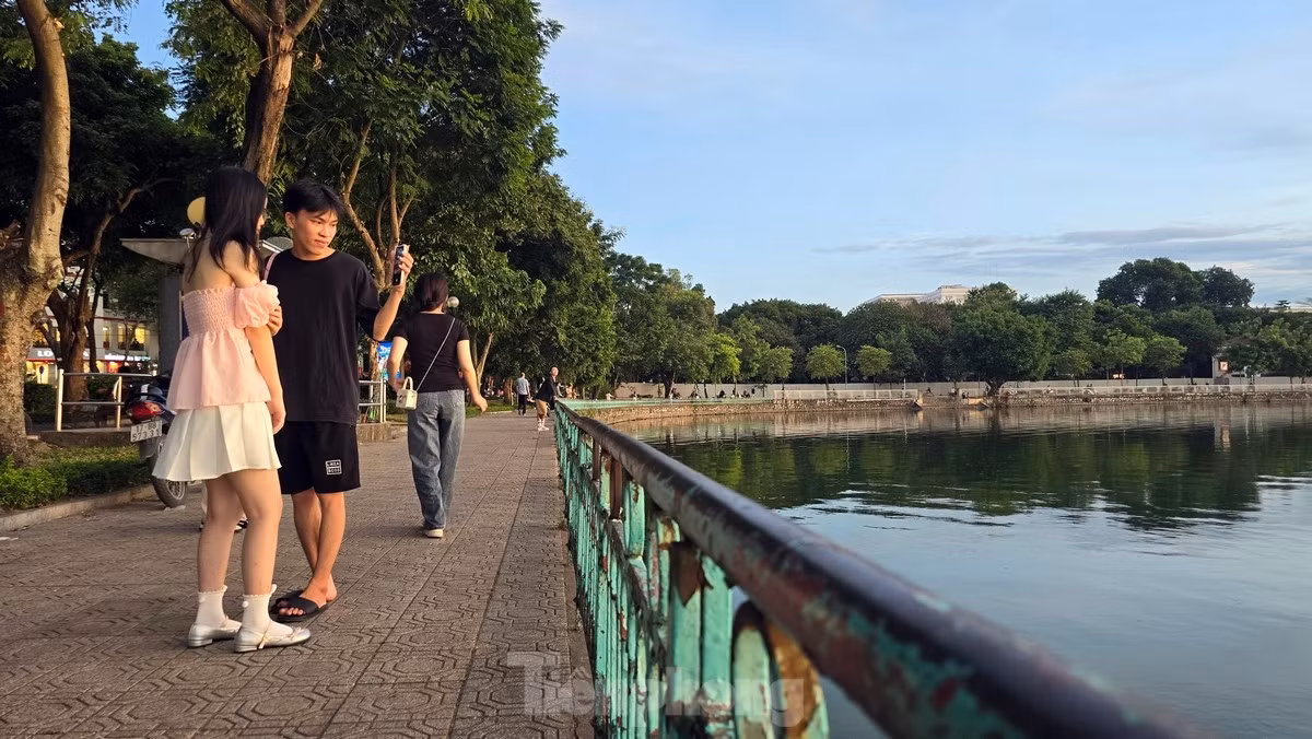 Hoàng hôn những ngày này bắt đầu từ lúc 18h và kết thúc đâu đó tầm 18h45. Khoảng thời gian đẹp nhất của hoàng hôn là vào lúc 18h20, khi màu ráng chiều rực rỡ nhất, tuy nhiên rất nhiều người đến "xí chỗ" check-in từ khá sớm.