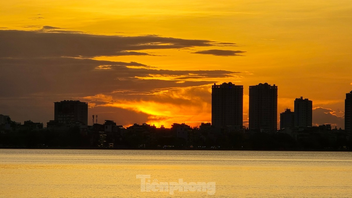 Hoàng hôn tuyệt đẹp với ánh vàng rực hắt xuống mặt nước Hồ Tây vào buổi chiều ngày đầu thu.