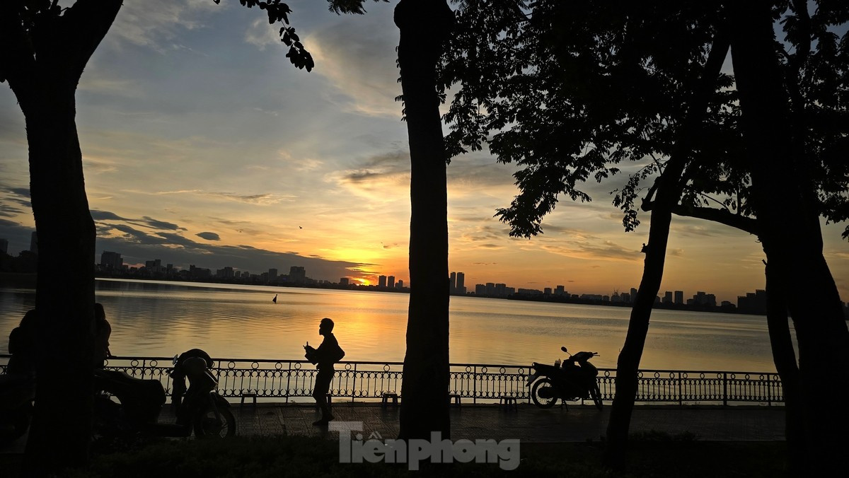 br/> Với những người đam mê nhiếp ảnh, “săn” hoàng hôn ở Hồ Tây chính là nguồn cảm hứng bất tận. Từ khoảnh khắc chuyển giao huyền diệu của thiên nhiên mà rất nhiều bộ ảnh nghệ thuật đã được ra đời.