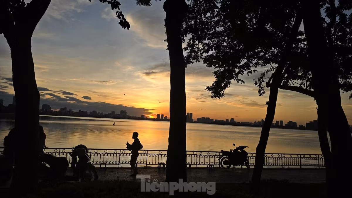 br/> Với những người đam mê nhiếp ảnh, “săn” hoàng hôn ở Hồ Tây chính là nguồn cảm hứng bất tận. Từ khoảnh khắc chuyển giao huyền diệu của thiên nhiên mà rất nhiều bộ ảnh nghệ thuật đã được ra đời.