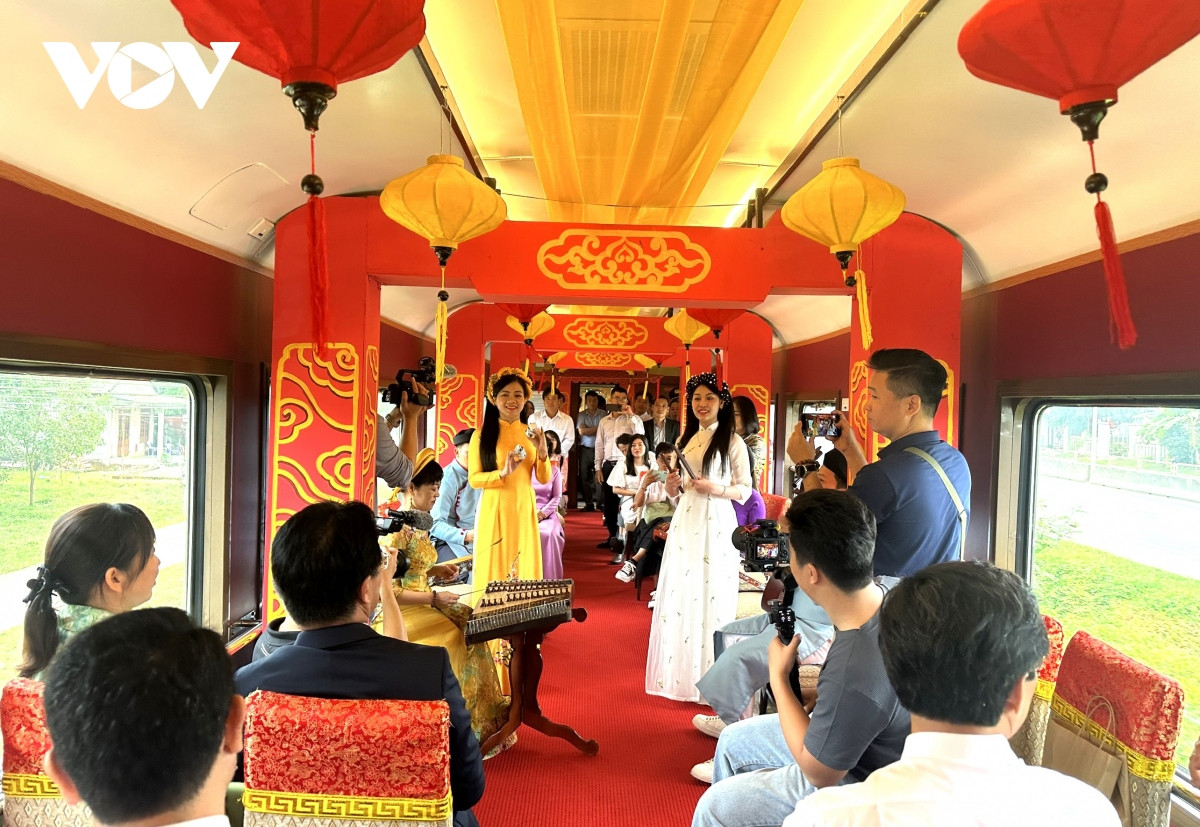 Du lich trai nghiem cung duong dep nhat Viet Nam bang tau hoa-Hinh-4