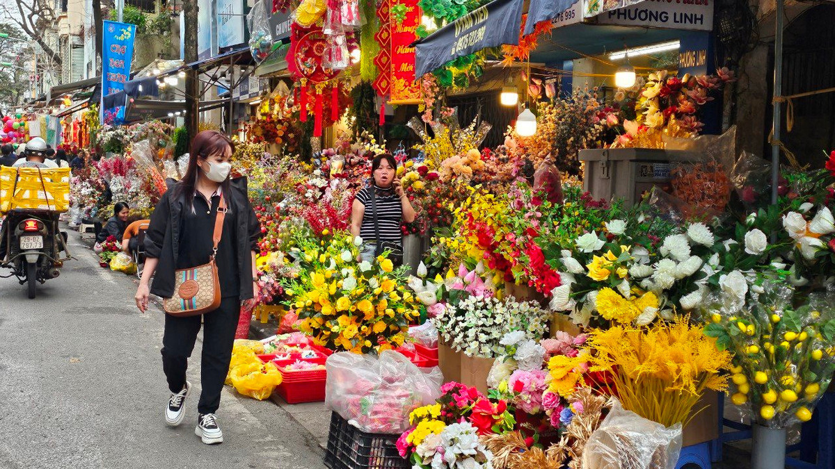 Hoa giả, cây giả cũng được bày bán nhiều.