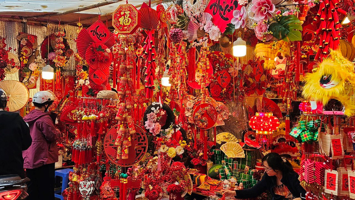 Hàng bán đồ trang trí Tết vô cùng bắt mắt với đủ vật phẩm.