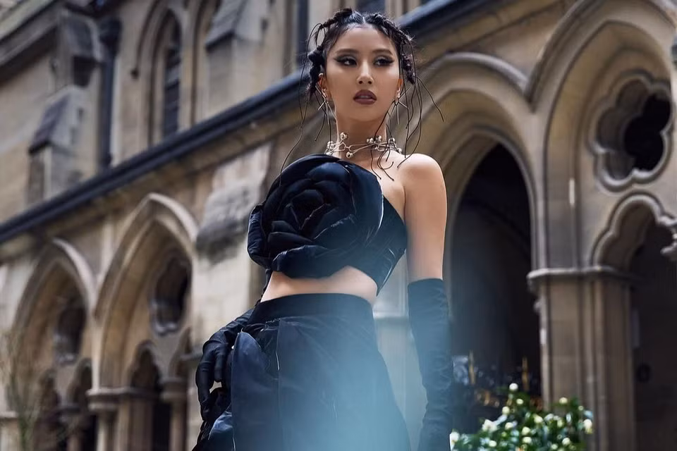 Nhân dịp Quốc tế Phụ nữ 8/3, các tín đồ thời trang Việt thể hiện sự sáng tạo khi hoá thân thành bông hoa, chọn hoa làm phụ kiện, lăng xê tính nữ thông qua outfit. Tranh thủ cơ hội tham dự Tuần lễ thời trang Paris Thu/Đông 2024, Quỳnh Anh Shyn hoá thân thành bông hồng đen trên đường phố. Cụ thể, cô diện một chiếc đầm cúp ngực bổ sung chi tiết hoa 3D màu đen khổng lồ. Ảnh: @quynhanhshyn_.