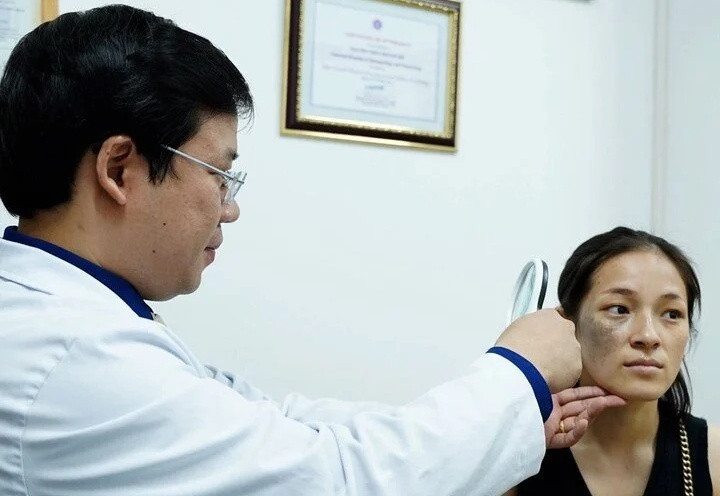 Nỗi khổ tâm của người mẹ trẻ nhiều năm không dám bỏ khẩu trang Noi kho tam cua nguoi me tre nhieu nam khong dam bo khau trang