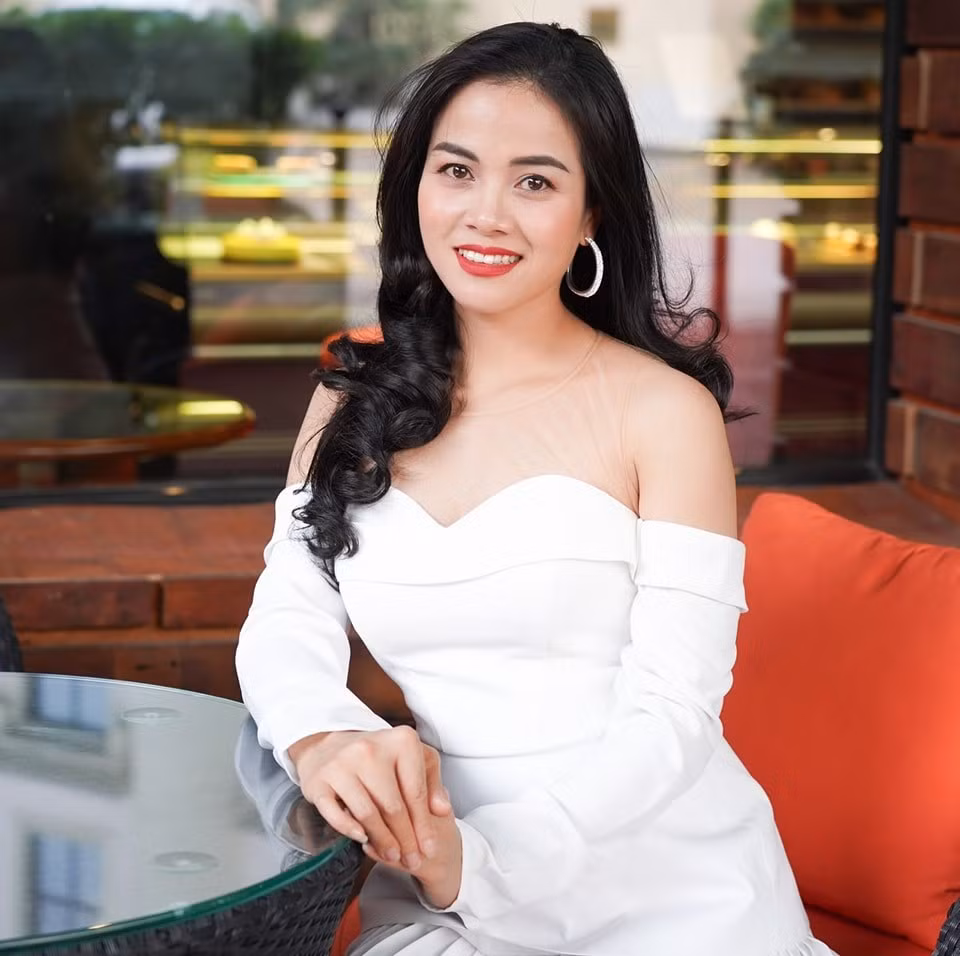 “Ba co chong dang ghet nhat” man anh Viet duoc phong tang NSUT la ai?