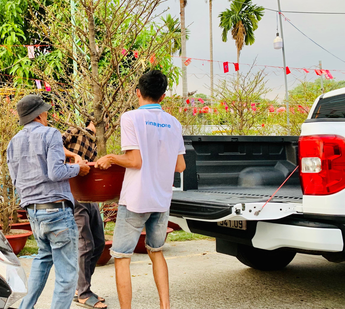 Cho tet Binh Duong, dan tinh chup hinh chau quat hinh rong YAHOO 25-Hinh-9