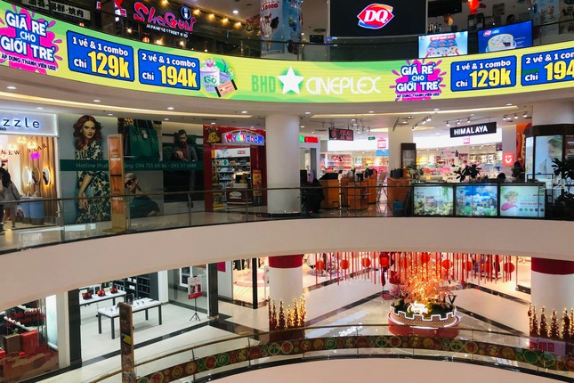 Hôm nay (14/2, tức mùng 5 Tết), trong ngày cuối cùng của kỳ nghỉ Tết Nguyên đán, hầu hết các cửa hàng trong trung tâm thương mại, nhà hàng, quán ăn đã hoạt động trở lại. Trung tâm thương mại trên phố Phạm Ngọc Thạch (Hà Nội) tương đối thưa vắng trong buổi trưa mùng 5 Tết.