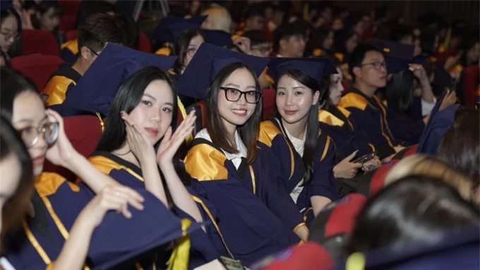 Dàn trai xinh gái đẹp tại lễ tốt nghiệp trường ĐH Hoa Sen ảnh 12