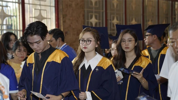 Dàn trai xinh gái đẹp tại lễ tốt nghiệp trường ĐH Hoa Sen ảnh 8