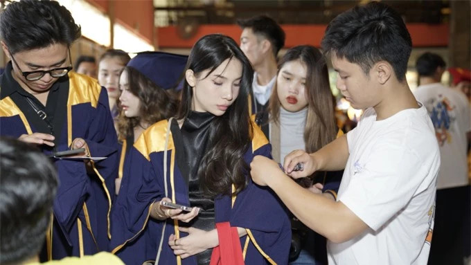 Dàn trai xinh gái đẹp tại lễ tốt nghiệp trường ĐH Hoa Sen ảnh 6