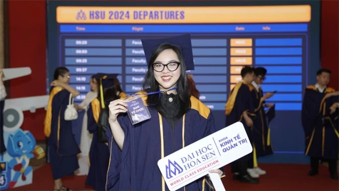 Dàn trai xinh gái đẹp tại lễ tốt nghiệp trường ĐH Hoa Sen ảnh 11