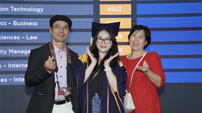 Dàn trai xinh gái đẹp tại lễ tốt nghiệp trường ĐH Hoa Sen ảnh 5