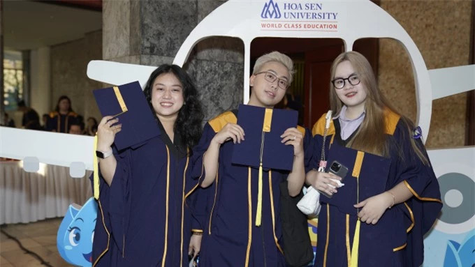 Dàn trai xinh gái đẹp tại lễ tốt nghiệp trường ĐH Hoa Sen ảnh 10