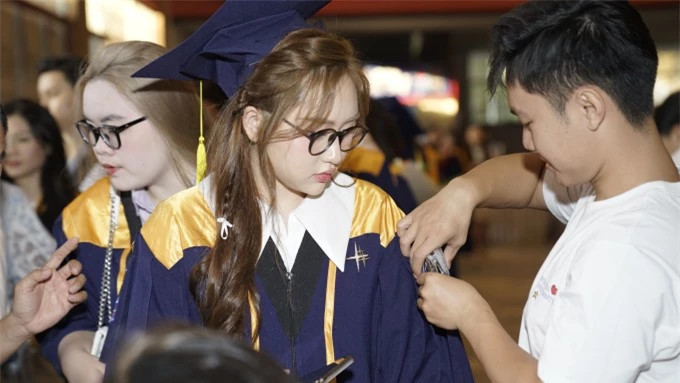 Dàn trai xinh gái đẹp tại lễ tốt nghiệp trường ĐH Hoa Sen ảnh 7