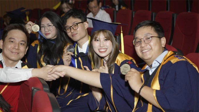 Dàn trai xinh gái đẹp tại lễ tốt nghiệp trường ĐH Hoa Sen ảnh 15