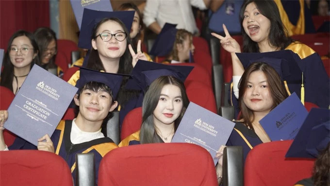Dàn trai xinh gái đẹp tại lễ tốt nghiệp trường ĐH Hoa Sen ảnh 14