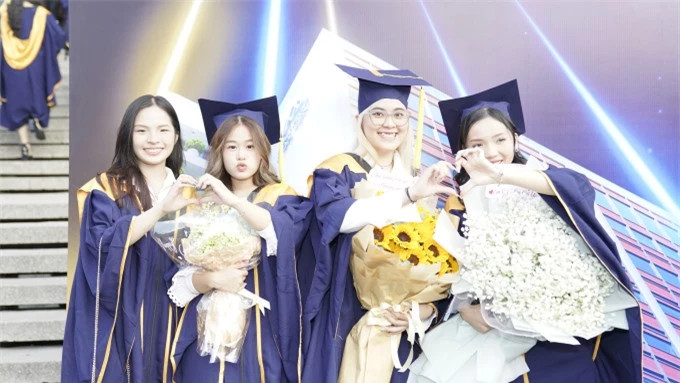 Dàn trai xinh gái đẹp tại lễ tốt nghiệp trường ĐH Hoa Sen ảnh 3