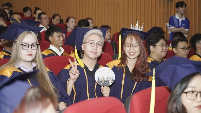 Dàn trai xinh gái đẹp tại lễ tốt nghiệp trường ĐH Hoa Sen ảnh 13