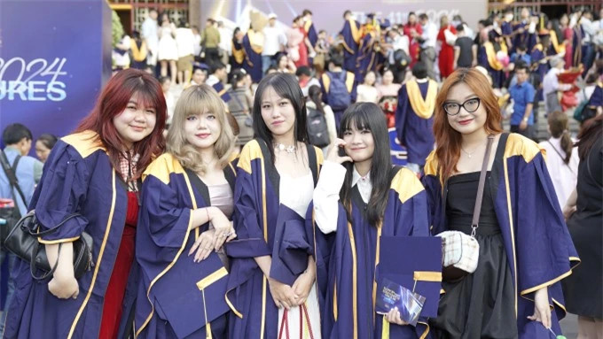 Dàn trai xinh gái đẹp tại lễ tốt nghiệp trường ĐH Hoa Sen ảnh 4