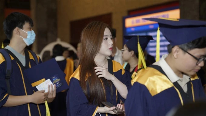 Dàn trai xinh gái đẹp tại lễ tốt nghiệp trường ĐH Hoa Sen ảnh 9