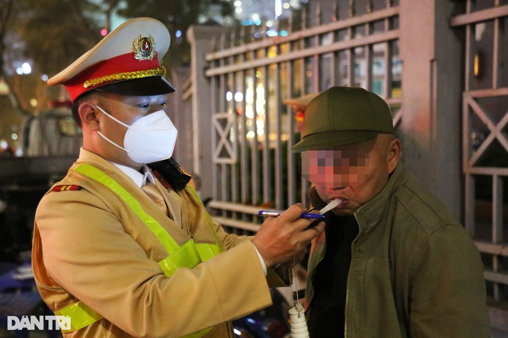 Dem 8/3, hang loat nu tai xe bi kiem tra nong do con-Hinh-3