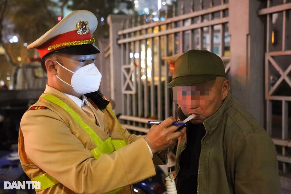 Dem 8/3, hang loat nu tai xe bi kiem tra nong do con-Hinh-3