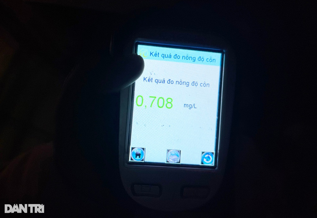 Dem 8/3, hang loat nu tai xe bi kiem tra nong do con-Hinh-4