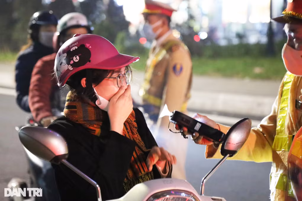 Dem 8/3, hang loat nu tai xe bi kiem tra nong do con-Hinh-2