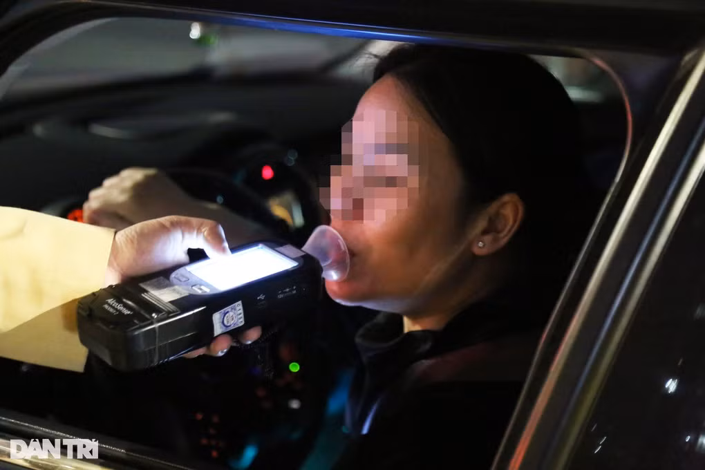 Dem 8/3, hang loat nu tai xe bi kiem tra nong do con-Hinh-5