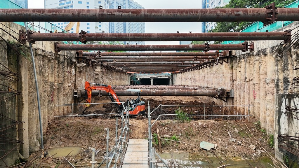Với đoạn ngầm, nhà thầu đang tập trung thi công kết cấu các ga ngầm để máy khoan hầm bằng robot làm việc.