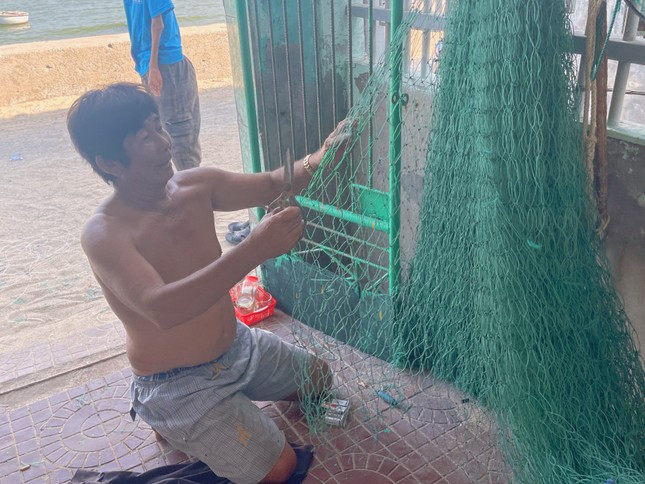 Ông Nguyễn Văn Bình (ngư dân 40 năm đi biển tại làng chài Sơn Hải) chia sẻ: “Nghề chính của người dân nơi đây là đi biển đánh bắt hải sản. Cái nghề tuy có khổ, vất vả nhưng đã đem lại cho người dân nơi đây một cuộc sống ổn định. Nghề đi biển ở đây chia ra làm hai dạng, đầu tiên là đánh bắt gần bờ và thứ hai là nghề 'mành chụp', đi biển xa hơn và các hải sản đánh bắt cũng đa dạng hơn”.