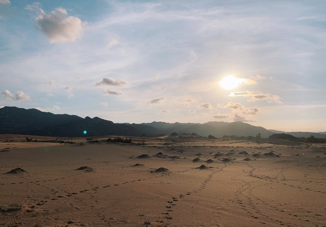 Làng chài này còn nổi tiếng với những đồi cát trải dài, nhấp nhô và uốn lượn. Đứng trên đồi cát, hướng tầm mắt xuống dưới chính là núi và biển. Đây chắc chắn chính là điểm check-in không thể bỏ qua.