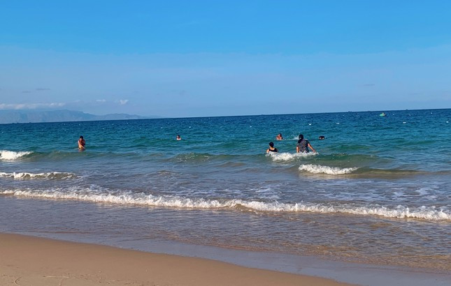 Tắm biển là niềm vui thích của người dân nơi đây khi chiều xuống.