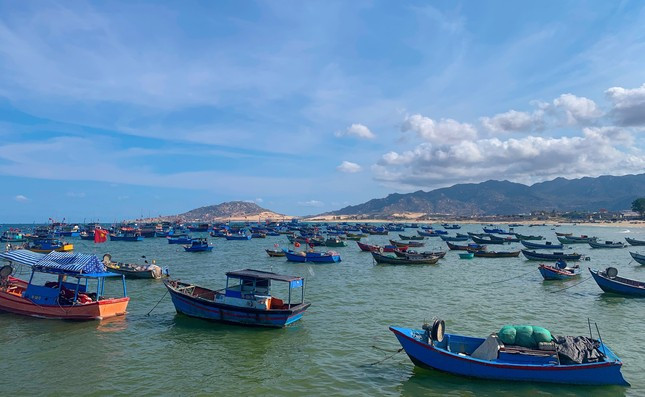 Với những ngư dân nơi đây, được bám biển ra khơi chính là sứ mệnh của họ bởi đây là cái nghề mà cha ông truyền lại đã nuôi sống họ.