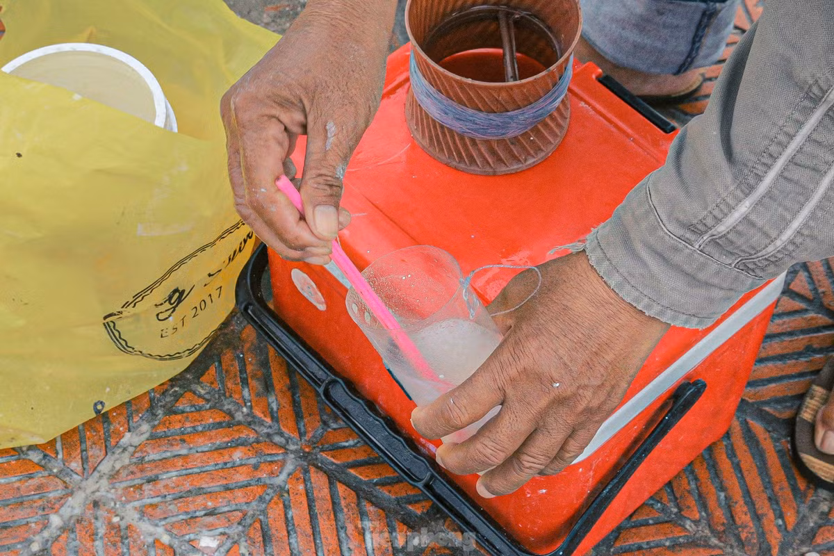 Thay vì câu cá bằng cần và lưỡi câu như thông thường, các cần thủ ở đây chỉ cần dùng một thìa bột mỳ bỏ vào vỏ chai đã được cắt đôi, cùng một ít nước rồi khuấy đều, sau đó thả xuống sông, đợi dây cước rung là lúc cá đã dính câu, cần thủ chỉ cần thu dây là có cá.