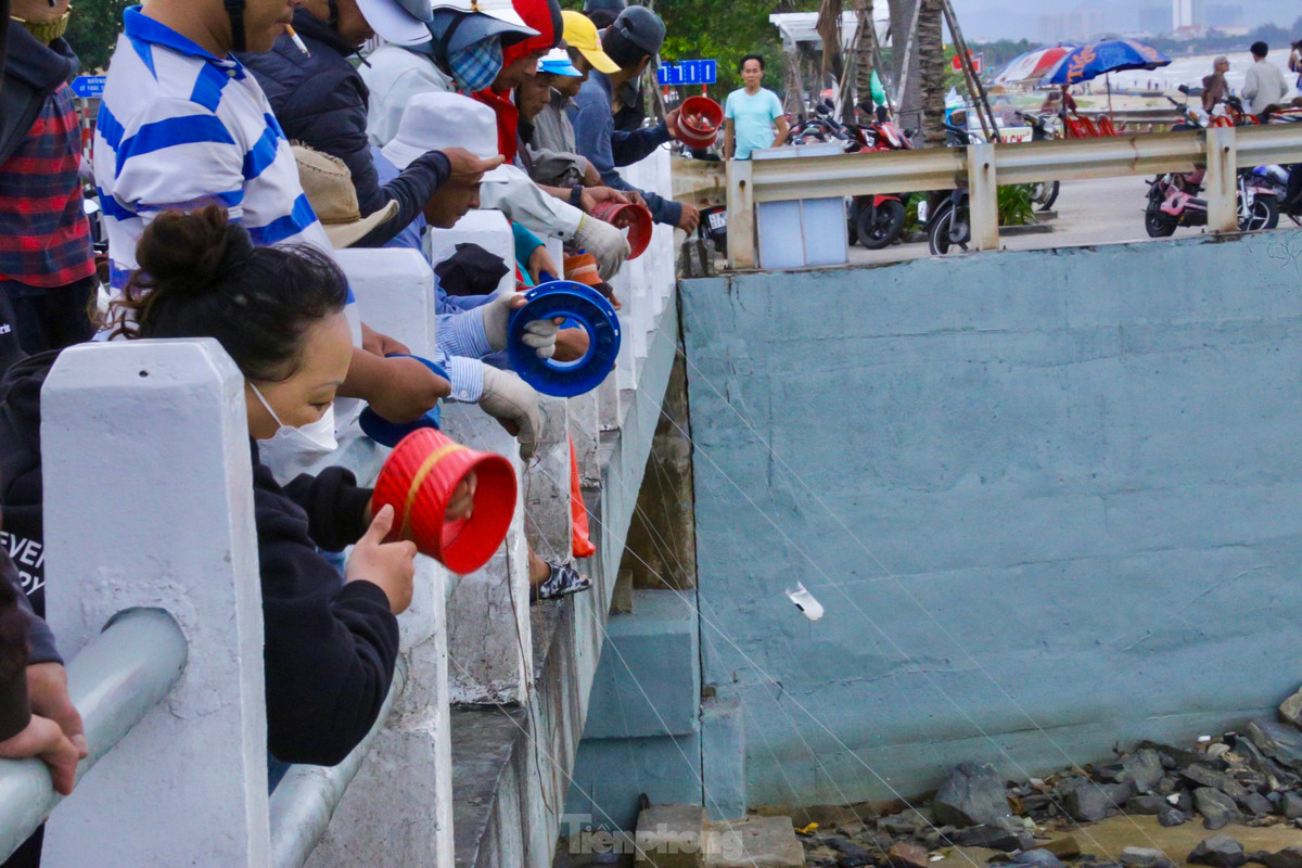 Thông thường, khi đi câu, người câu cá cần phải mang theo cần, lưỡi câu. Nhưng người dân ở Đà Nẵng chỉ dùng một sợi dây cước và vỏ chai vẫn câu được rất nhiều cá từ sông.