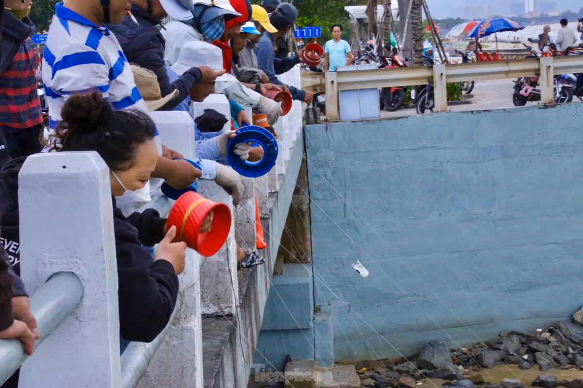 Thông thường, khi đi câu, người câu cá cần phải mang theo cần, lưỡi câu. Nhưng người dân ở Đà Nẵng chỉ dùng một sợi dây cước và vỏ chai vẫn câu được rất nhiều cá từ sông.