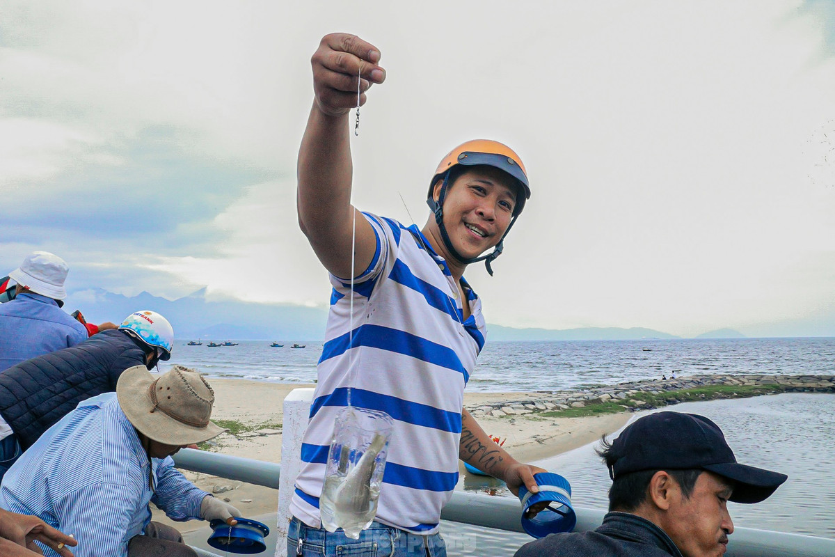 Anh Lê Khôi (trú phường Thanh Khê Tây, quận Thanh Khê) cho biết: Việc câu cá không chỉ để giải trí mà còn giúp anh có thêm thu nhập. “Tôi đến đây câu từ lúc 2 giờ chiều vì cá thường đi ăn nhiều nhất vào lúc này. Mỗi ngày tôi có thể kiếm vài trăm nghìn từ việc câu cá, hôm nay may mắn vừa câu xong đã có người mua nên tôi bán luôn”, anh Khôi cười nói.