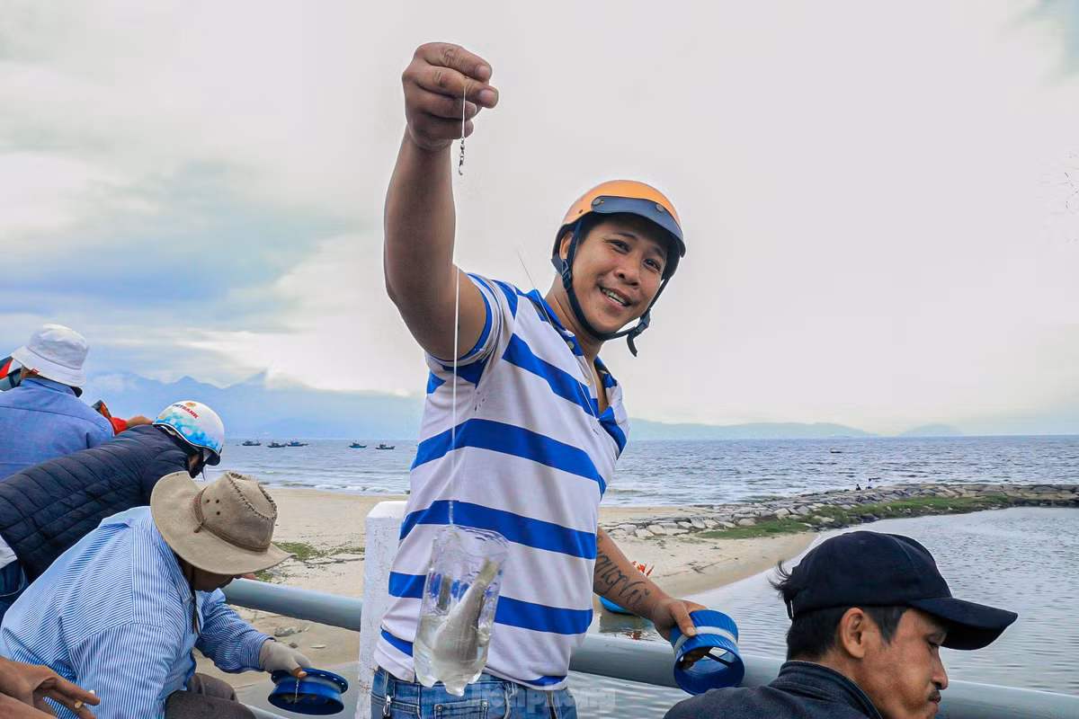 Anh Lê Khôi (trú phường Thanh Khê Tây, quận Thanh Khê) cho biết: Việc câu cá không chỉ để giải trí mà còn giúp anh có thêm thu nhập. “Tôi đến đây câu từ lúc 2 giờ chiều vì cá thường đi ăn nhiều nhất vào lúc này. Mỗi ngày tôi có thể kiếm vài trăm nghìn từ việc câu cá, hôm nay may mắn vừa câu xong đã có người mua nên tôi bán luôn”, anh Khôi cười nói.