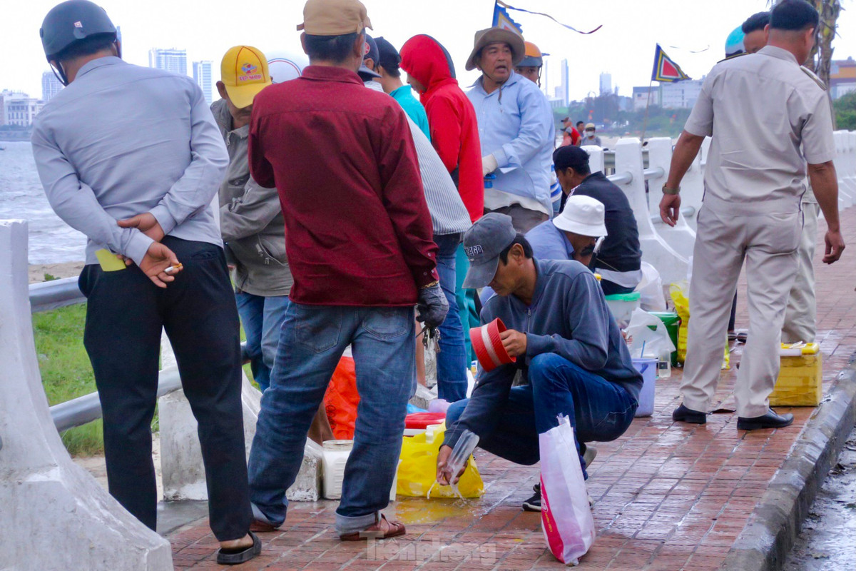 Nhiều người tò mò đến xem và mua trực tiếp cá được câu từ sông lên.