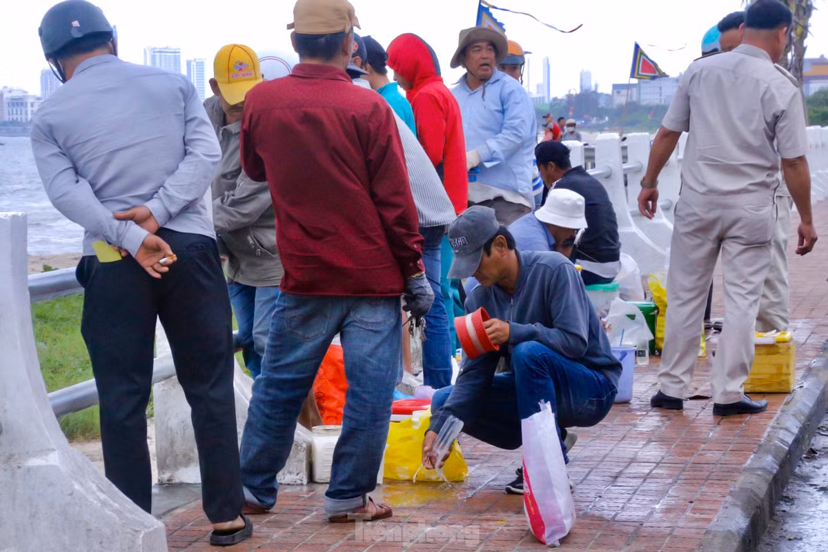 Nhiều người tò mò đến xem và mua trực tiếp cá được câu từ sông lên.