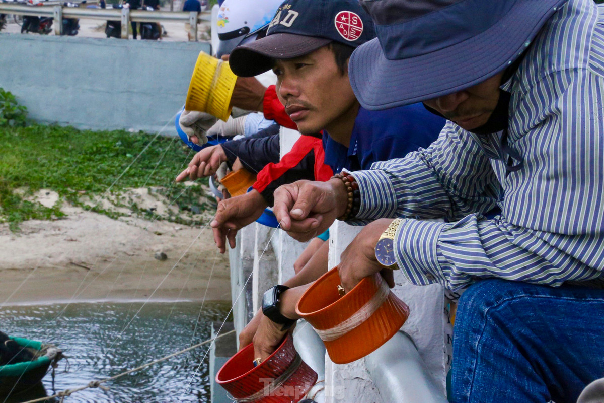 Các cần thủ chăm chú giữ đầu còn lại của sợi cước, khi cá vào chai sẽ làm sợi dây cước rung lên và người câu sẽ kéo dây đưa cá lên bờ.